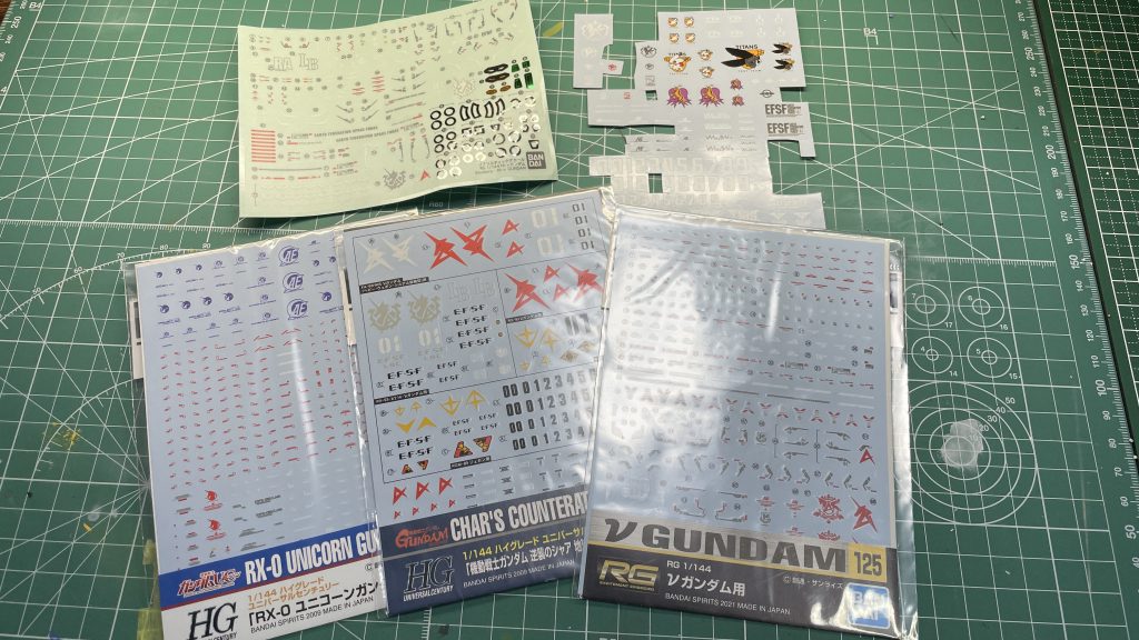 デカールはキットに付属のものに加えて、HGユニコーンガンダム用、RGνガンダム用、1/144逆襲のシャア連邦用、それといつぞやの雑誌の付録のものを使ってます。