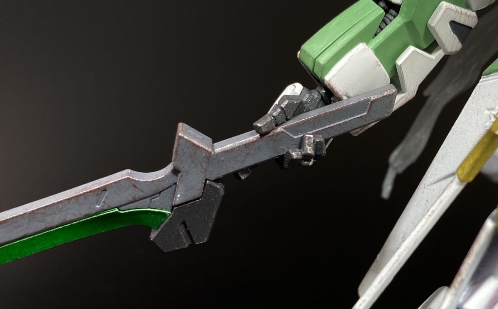 武器持ち手はビルドナックルの平手を加工して制作しており、角度をつけつつしっかり握れるようになっています。ここからはアクションシーン！