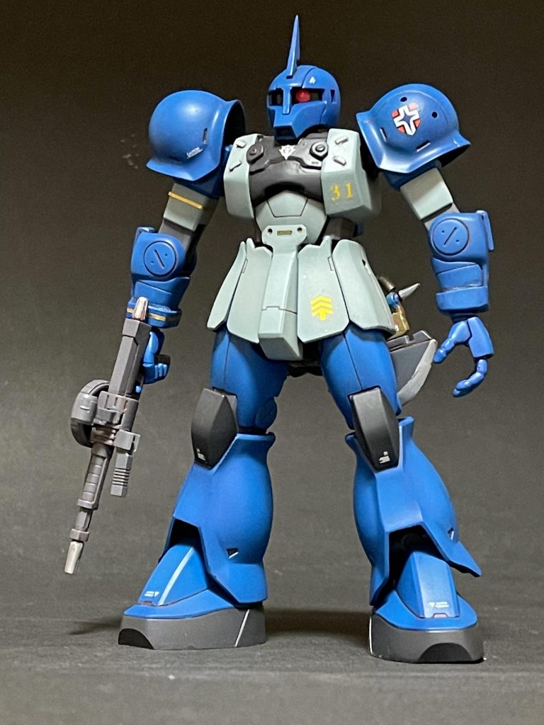 今回はバズーカを持たせるつもりは無かったので付属のザクマシンガンに手首は固定しました。右のショルダーアーマーはパーツ請求し接続ピンを増設して取り付けました。