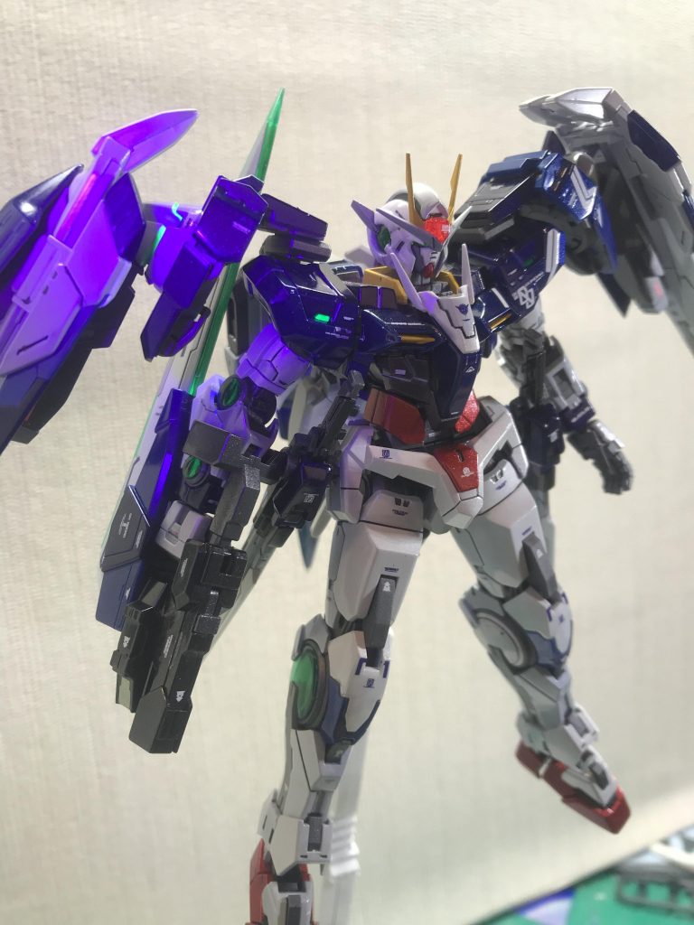 基本、缶スプレー派で濃いブルーはディープメタリックブルーと少し薄いのはパールブルー、ホワイト部はサフ後アルミシルバーにパールホワイト重ね塗り、少し濃い白はサフ後ライトガンメタにパールホワイト重ね塗り、フレームはガンメタに艶消しです。額のクリアパーツは裏に蛍光赤を塗ってブラックライトで光るようにしました。