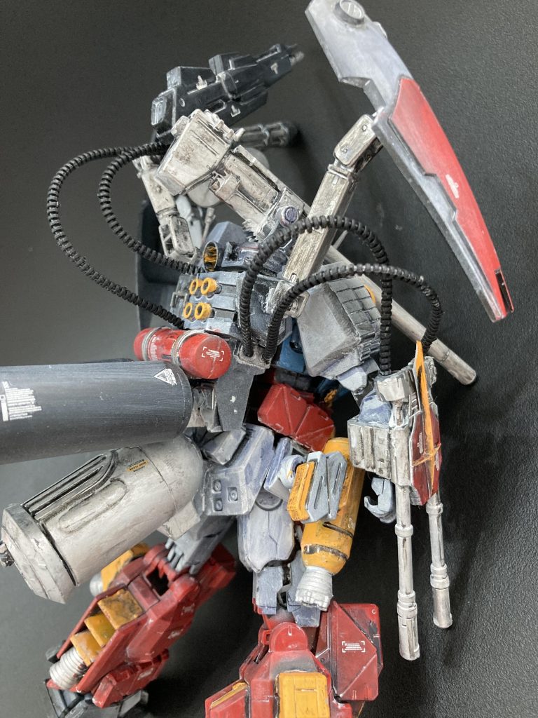 少しフルアーマーなイメージで今回は肩のビーム砲ではなく連邦機体らしくキャノン砲にし、小型ビーム砲とガトリングを可動式にしました。