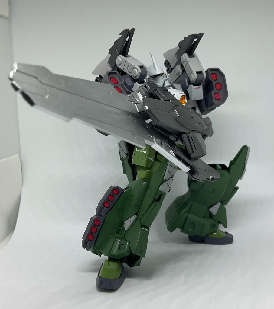 大剣といえばこういうポーズをとらせたくなりますね。大剣の裏にはビームサーベルを3本格納しています。