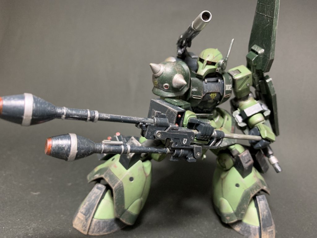 主兵装はツインシュツルムファウスト。瞬間火力は高いけど、撃ち切ったらただの棒なのでビームサーベルくくりつけて振り回します。