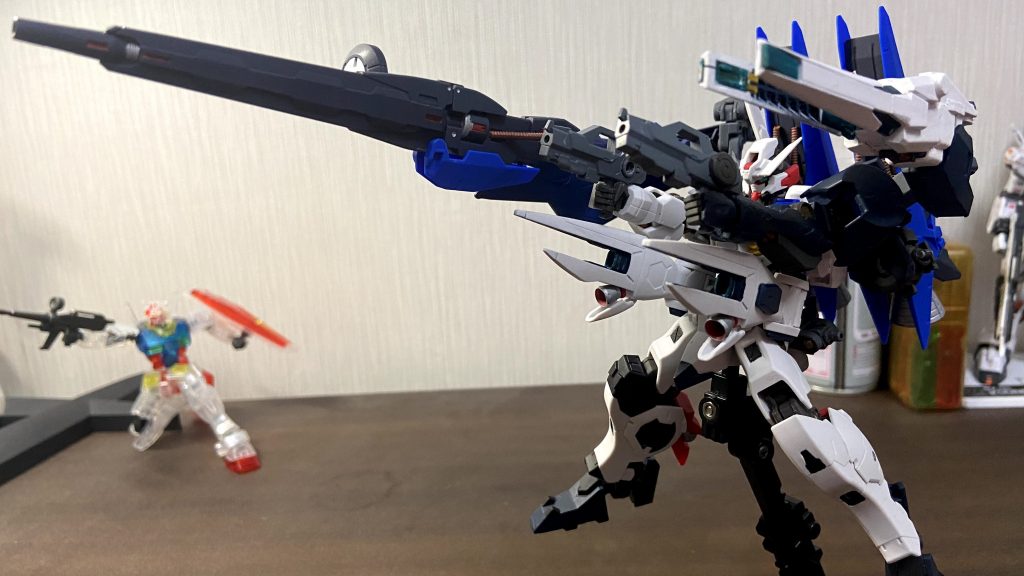 これを作っていた頃は前作品も然り、重武装と一斉掃射にハマっていました( ̄∀ ̄)武装はビームハンドガン、出力可変式ビームサーベル、ビームスマートガン、長射程ビーム砲、そして腰部バインダーのメガ粒子砲です。