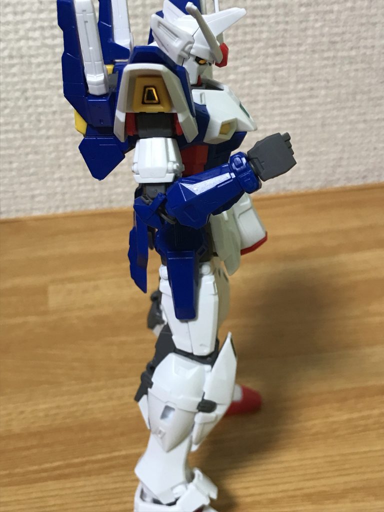 肘の可動域はこのくらい。飾っておく分には問題ないんですけどねw