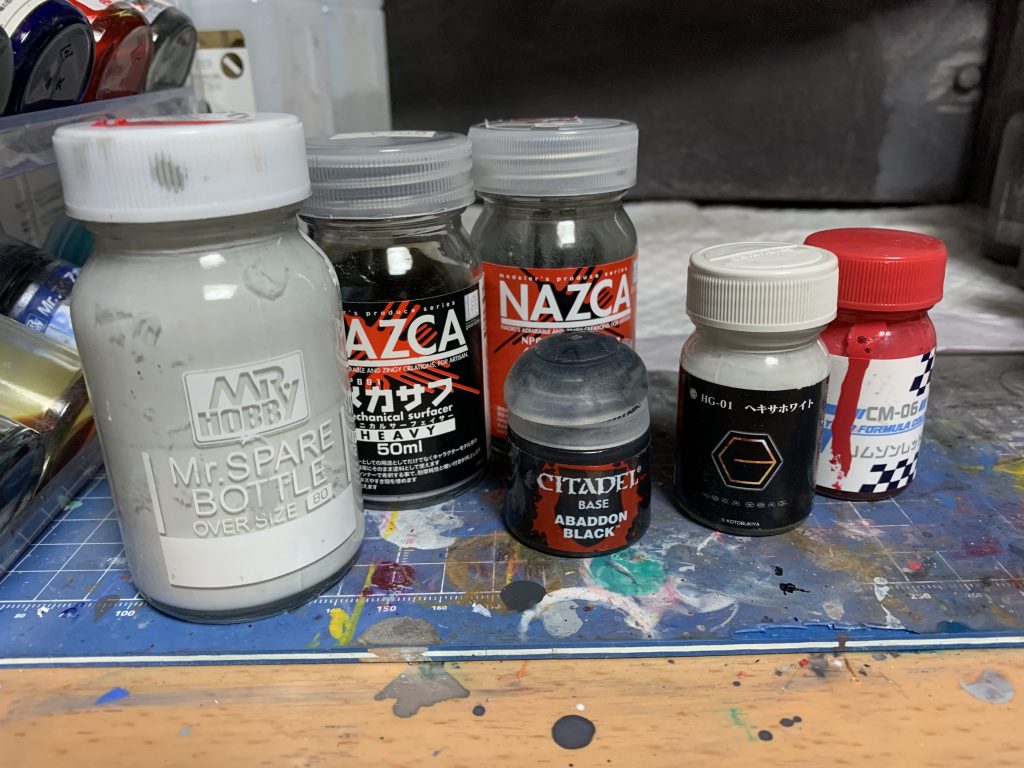 今回使用した塗料。メインカラーのグレーはヘキサホワイトをベースにニュートラルグレー等で調整。全体塗装はエアブラシで塗装し、GNファングなど細かい部分の塗装はシタデルの筆塗り。