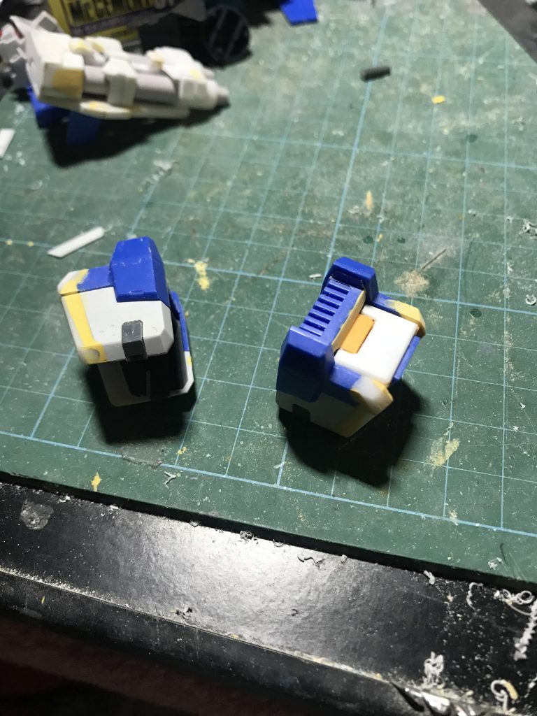 自分的にはけっこうココがポイントかなーと思ってるんですが(笑)縦に長く、変な羽みたいなのが付いている肩アーマーを横に3mmほど伸ばして正方形に近いデザインに変更しています。