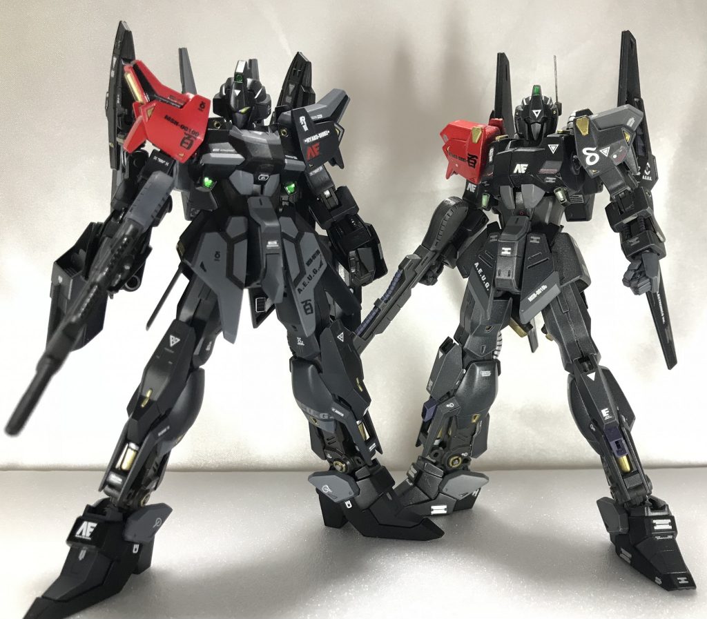そして、ちょうど1年ぐらい前に作った百式とのツーショットです!この時はまだ缶スプレーでの塗装でして、見直してみると結構恥ずかしい感じになっちゃうんですが、それでも人生初めての全塗装したのがこの百式でした。だから思い入れもあるし、カラーリングもホントに気に入ってたので、今のスキルでこのカラーリングにまた挑戦して良かったって思ってます☺️似たような方向性で作ったこの2体を並べてみて、ちゃんと成長出来てるって実感も湧いたので今後も更に精進していきたいと思います🤜🏻✨