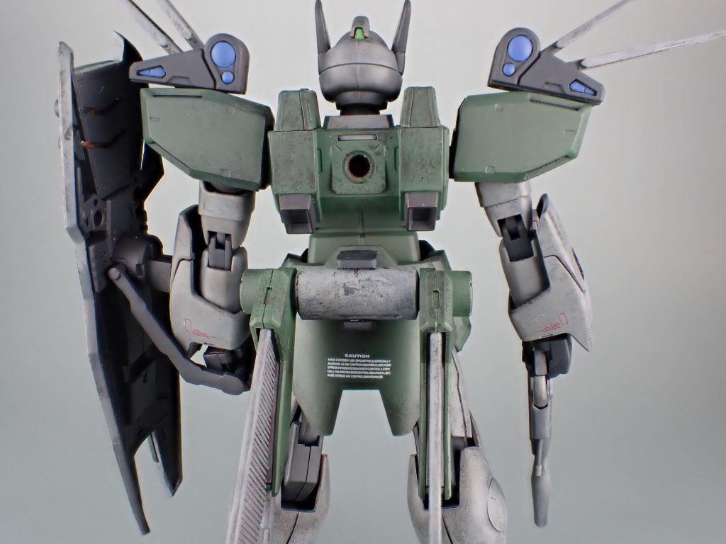 本来のEタイプの筒状パーツをガンイージのバズーカと交換しました。これにより、ガンイージのおしりに装備することができるようになりました