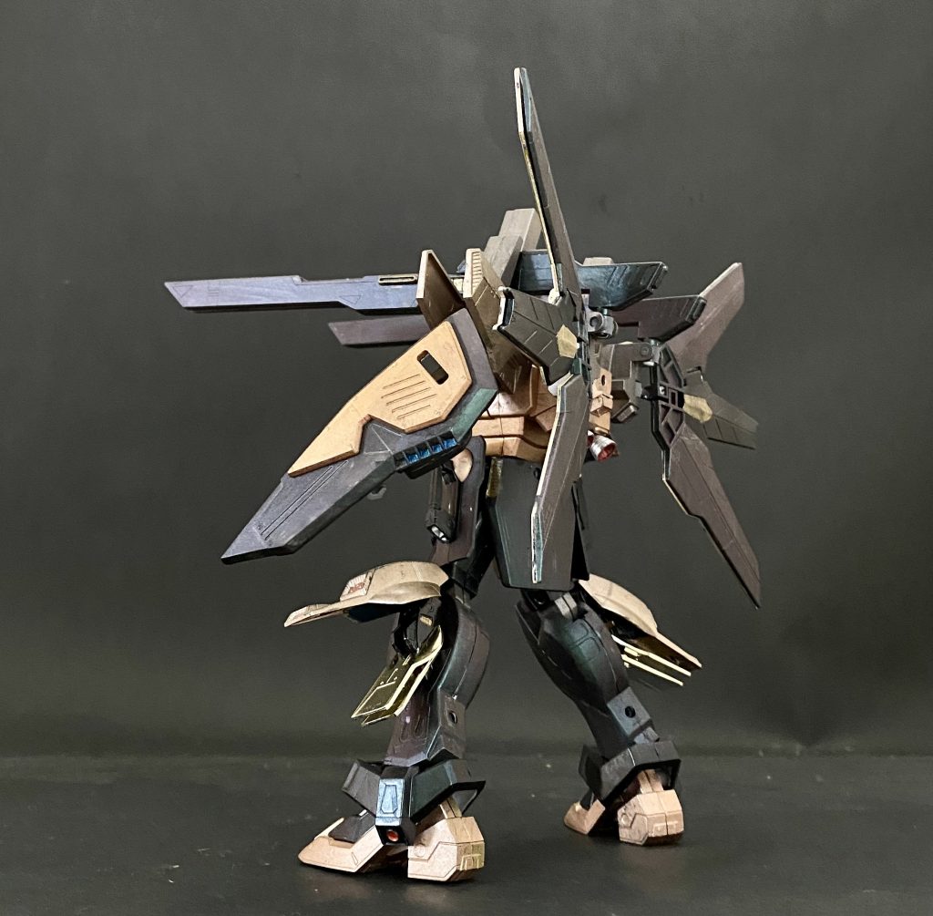 シールドも半分にぶった斬った様な形で特徴的ですよね。