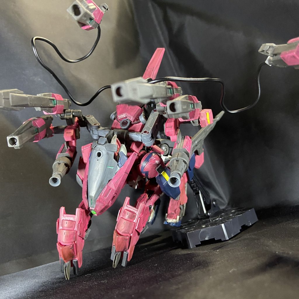 砲撃モードでも機敏に動けるように、足の各部にスラスターを追加してホバー移動を可能にしました。バックパックとキャノンを繋ぐアームはフレキシブルに動き、一対は優先式遠隔攻撃端末にしたので全方向をカバーしたオールレンジ攻撃ができます。