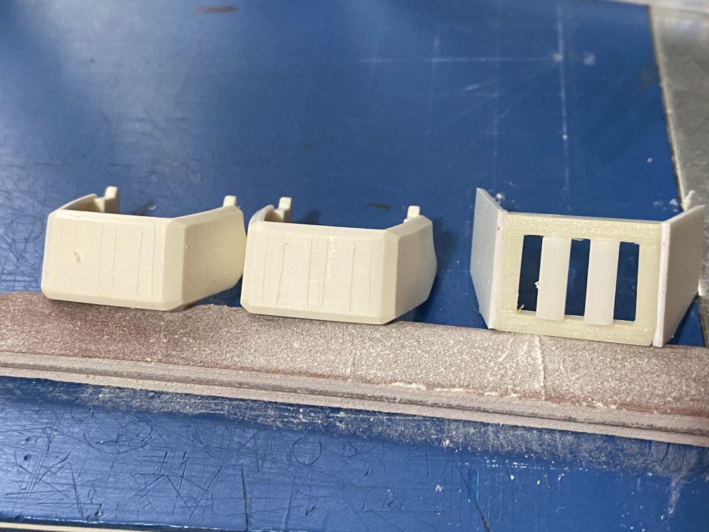 テンプレートを作り補助スラスターのスリットを彫り込み。