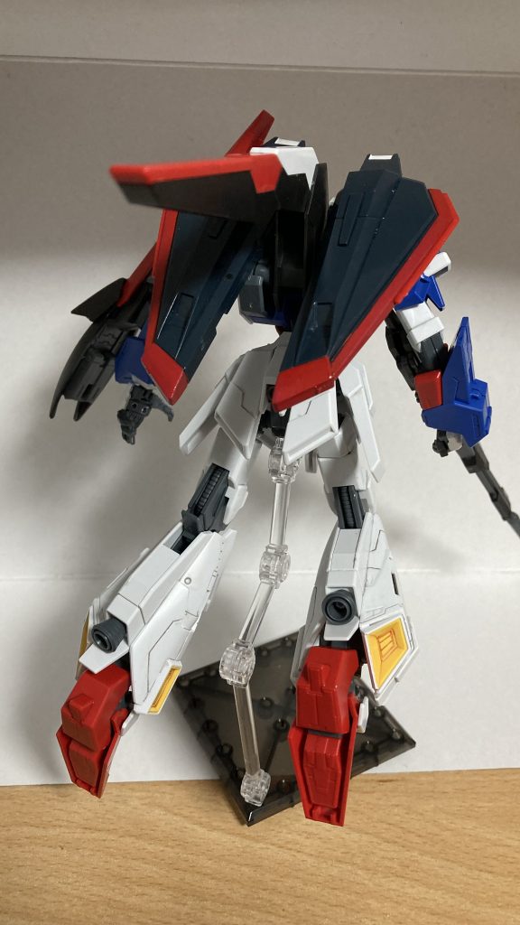 バックフライングアーマーは旧HGUCの両羽をライトニングの基部に付くよう加工し、赤で部分塗装しました元々ジャンクのものを使ったので後でバリが残っているのを見つけました…