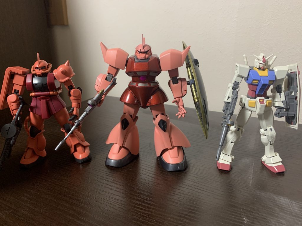 最後に素組のシャアザクとガンダムと一緒に。ご覧いただきありがとうございました。