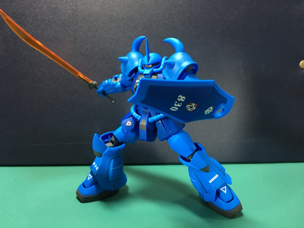 ヒート・サーベルも迫力満点。ベースキットのR35の名残で二刀流にしてもカッコイイ。 ちょっと足が開きづらいのとサイドアーマーが外れやすいのが難点…