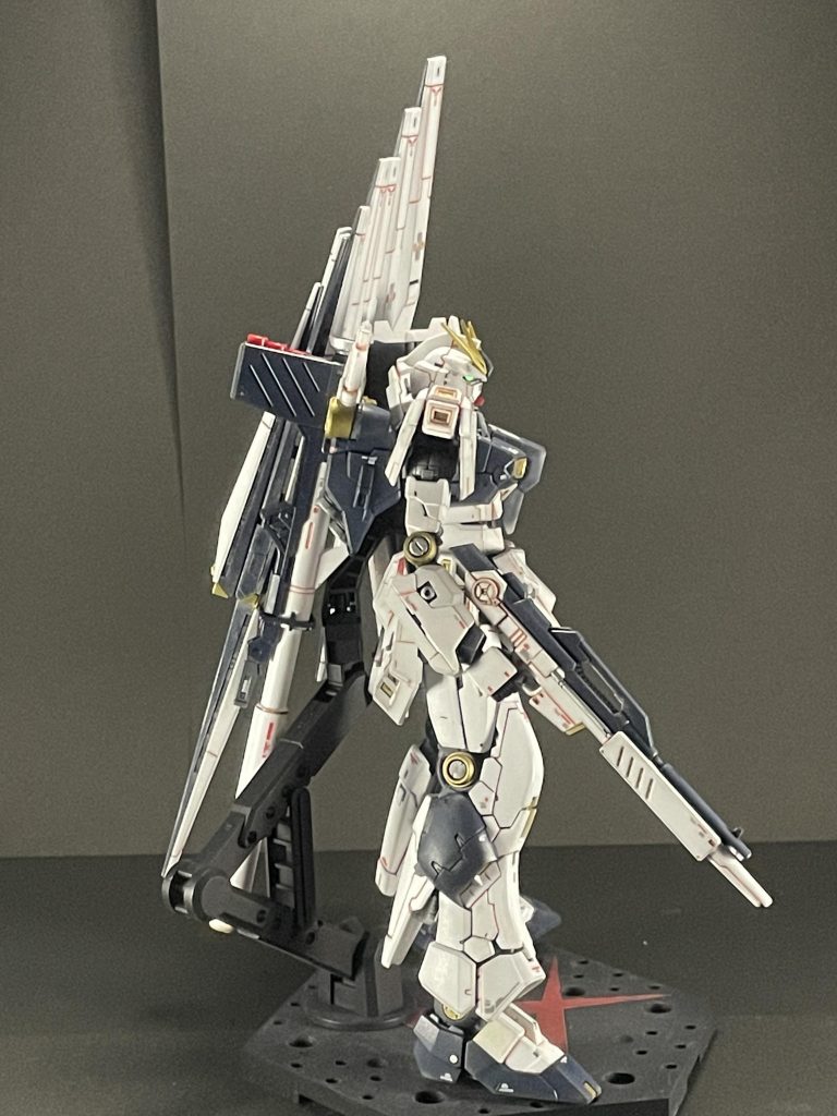 横から黄色の箇所はガンダムマーカーのゴールドで、それ以外の部分もゴールドや4アーティストマーカーのシルバー等を使用して部分塗装しています。