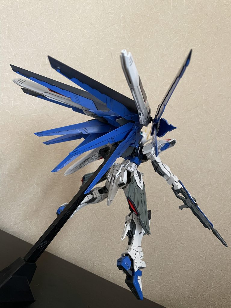キットはフリーダムのMG2.0です。翼のトゲトゲは削り取って、メタルビルドのようにハの字展開できるようにボールジョイント入れてます。