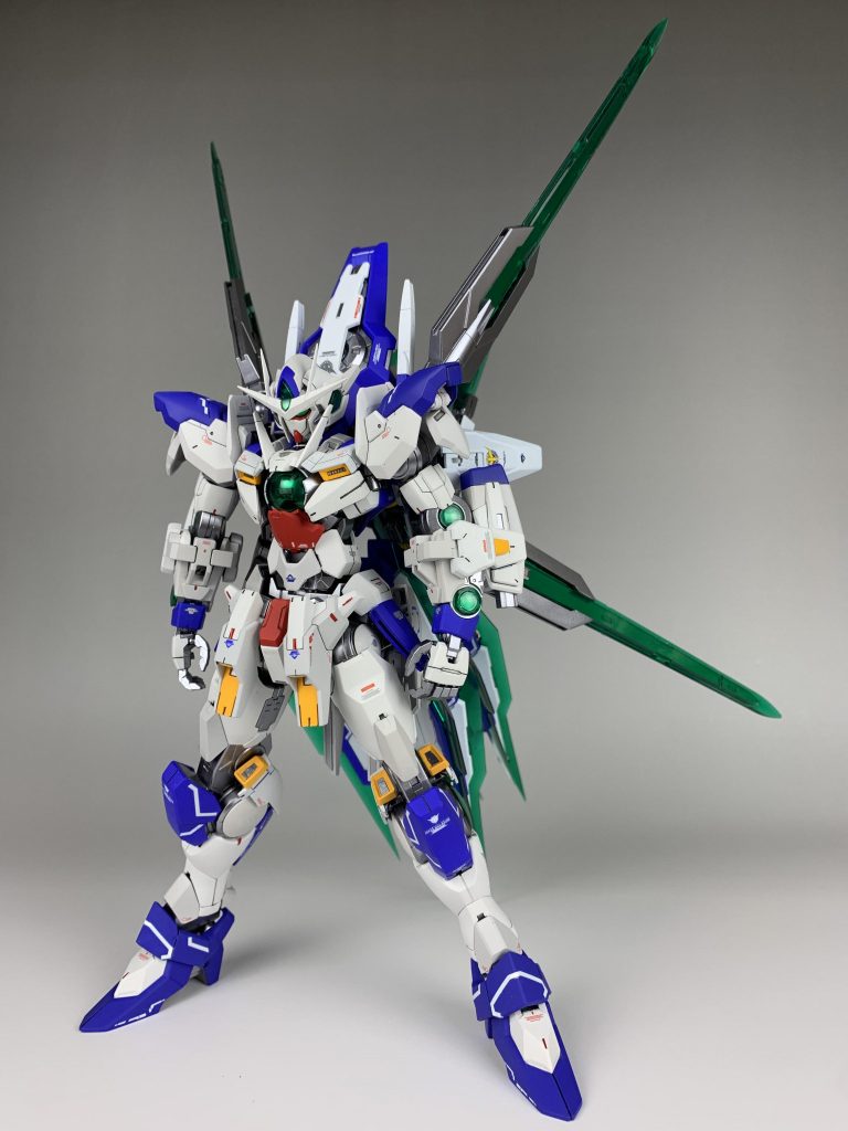 出撃時の第1形態ソードビットは大中小全部合わせて18個搭載、手持ち武装はないが、背中にX上に配置されているソードビットVはGNソードVの基部に接続してビットだけでなく武器としても使用可能な兵装となっている