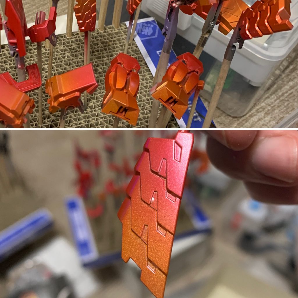 クリアレッドを吹いたパーツの一部は濃淡をつけ、そこへクリアイエローを吹いてグラデーション塗装。模型誌の作例でしか見たことのなかった方法をぶっつけ本番で挑戦。びっくりするくらい思い通りに塗装できて大満足。