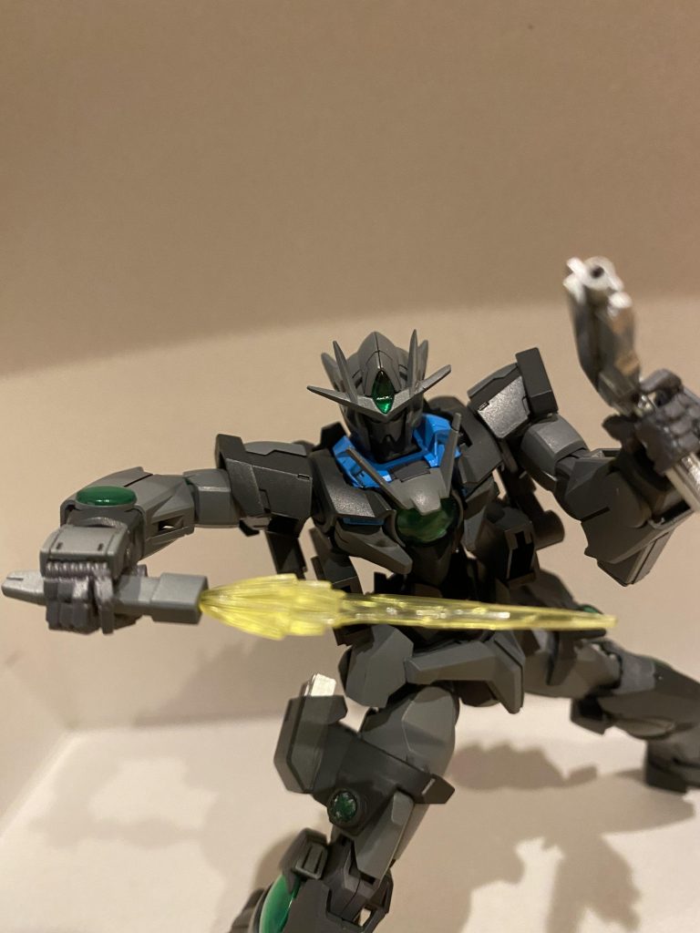 GNビームダガー:非常用に装備されている武装。通常のビームサーベルより短くかつ高出力であり取り回しに優れる。