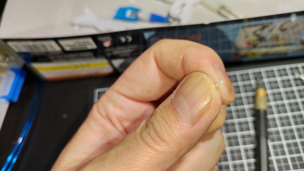 1mmプラ棒に穴をあけて頭部バルカンの再構築