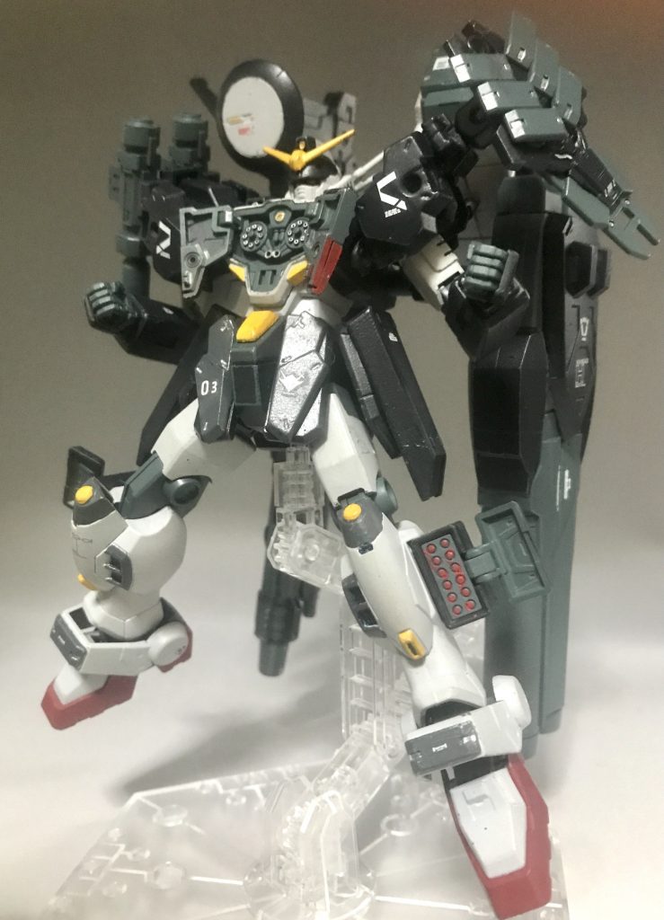 胸部ガトリングガン、脚部マイクロミサイルベース機に装備されている武装と同じもの、強力な弾幕を形成する