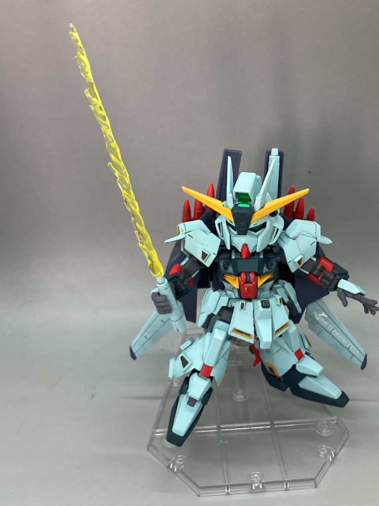 背中のハイパービームサーベルは手持ち可能