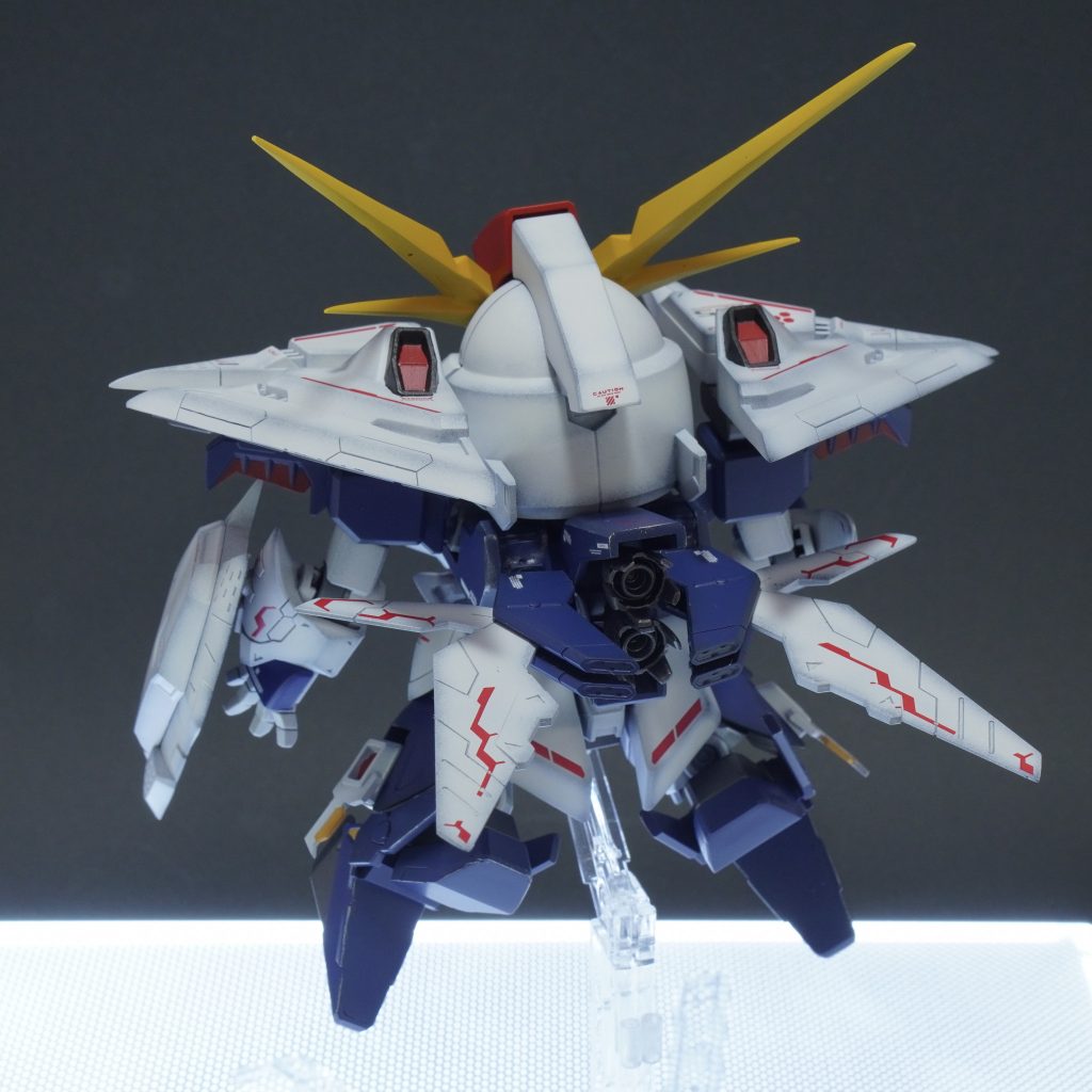 足の折り曲げとバックパックの翼の展開も出来るように改造しています。バックパックのバーニアも別パーツに置き換えています。