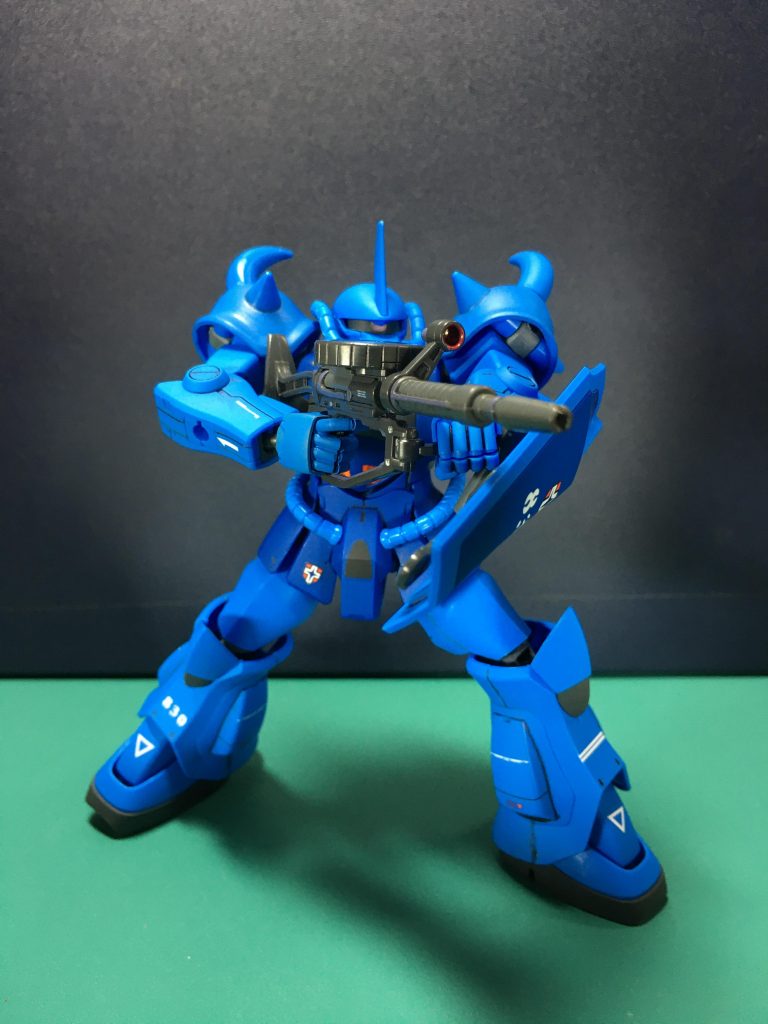 システムウェポンの付属手首を塗装して他の武器を持たせるときにも違和感の無いようにしました。ちなみにグフの成型色にはガンダムマーカーアドバンスセットのライトブルーがぴったりです。肩とスネ後ろの合わせ目消しの跡を塗るのに使ったらほとんど違和感が無くて。