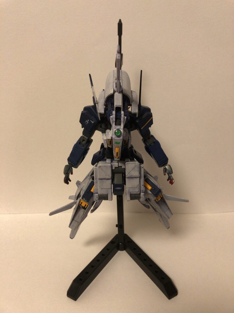 正面から仕様キットは主にアドバンスド・ヘイズル、オリジンガンダム、(後述しますが、実は胴体の芯となっています!こだわりポイントです!)、ウーンドウォート、そしてその他は、自分でも何のものかはわからないジャンクです。笑