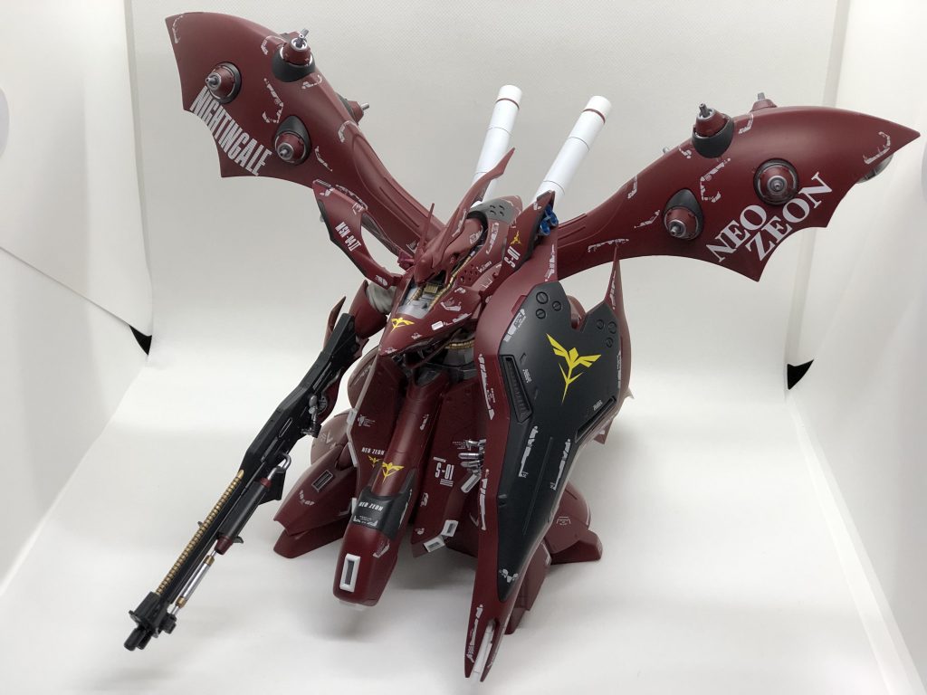機体コードやシャアのナンバリング?のS-01等を肩や腰に貼ってみました。