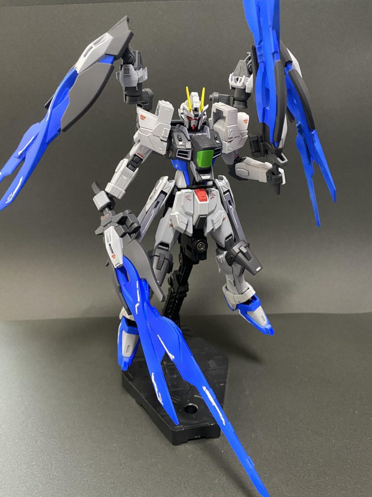 バインダーブレイド両翼のウイングの一対を大型の物理剣として使用可能。ゲシュマイディヒ・パンツァーの応用でビームを切り裂く事が出来る。