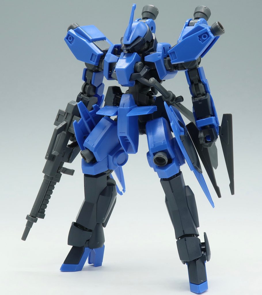 HG シュヴァルベグレイズはパチ組でもかなり満足度の高いキットでしたが、脚が細く胴が詰まっている印象を受けました。とある方の作例でグレイズ系フレームの腰は30MMの腰と無改造で交換できると知り、脚を太く長いシエルノヴァに変更したらどうなるかと思ったのが本作品のスタートとなりました。