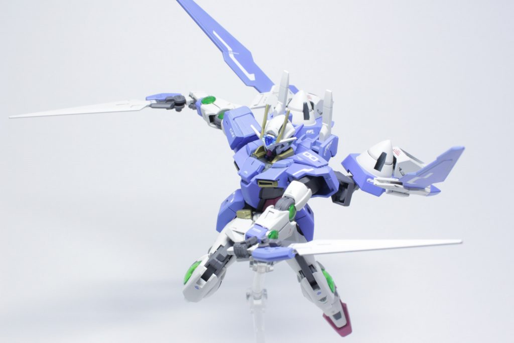 また、ビームサーベルはベーシックな印象になるようバックパックに移動しましたが、ダブルオータイプのビームサーベルがここについてるのは中々新鮮では?