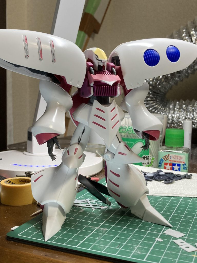 サフ前の状態です。胴体、腰、太ももを幅詰めして、プロポーションが人型に寄りました。