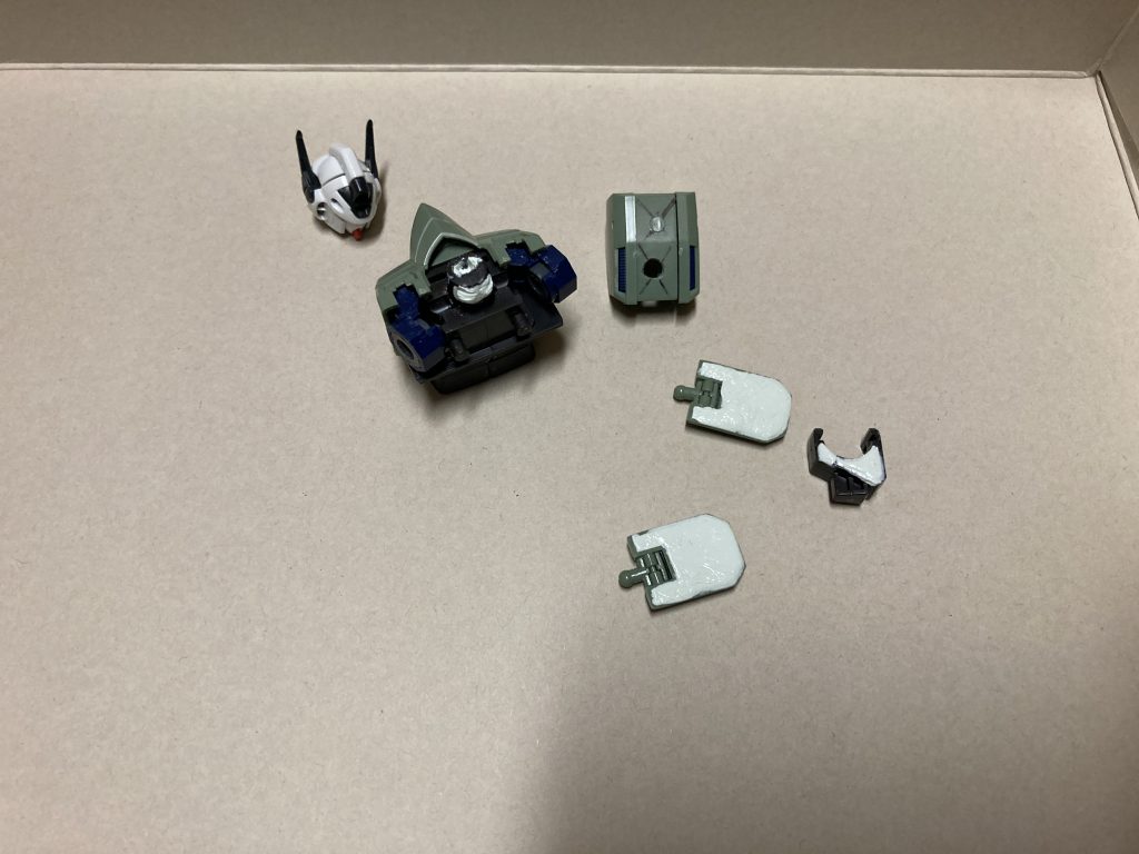 首はガンイージのパーツに穴を開けて、vガンダム側はジョイント部をニッパーで形状変更をして接着しました。首は横に動かせません。