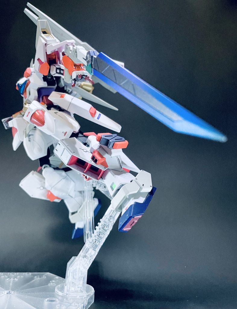 左腕のブレードはオーロラカラーに見えるようグラデーション塗装しました。