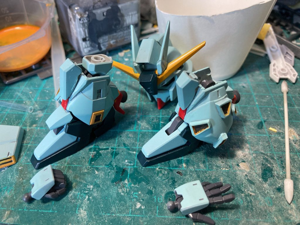 脚のバーニア内側に黄色が来るデザインなので、塗装するのが大変でした。