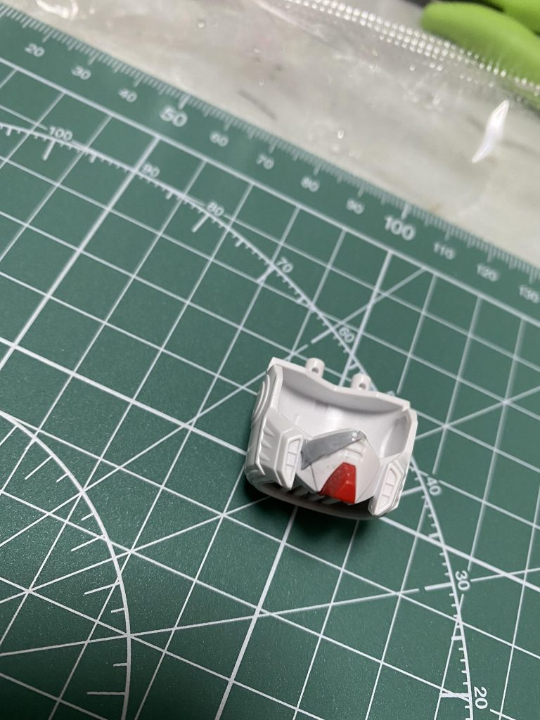 顔の傷もプラ板でやってます。