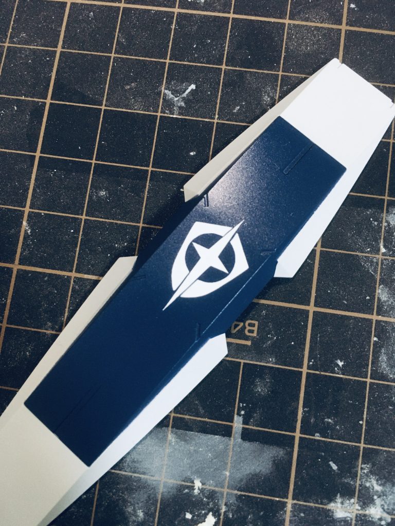 シールドは自作のマスキングシートで連邦マークを塗装。