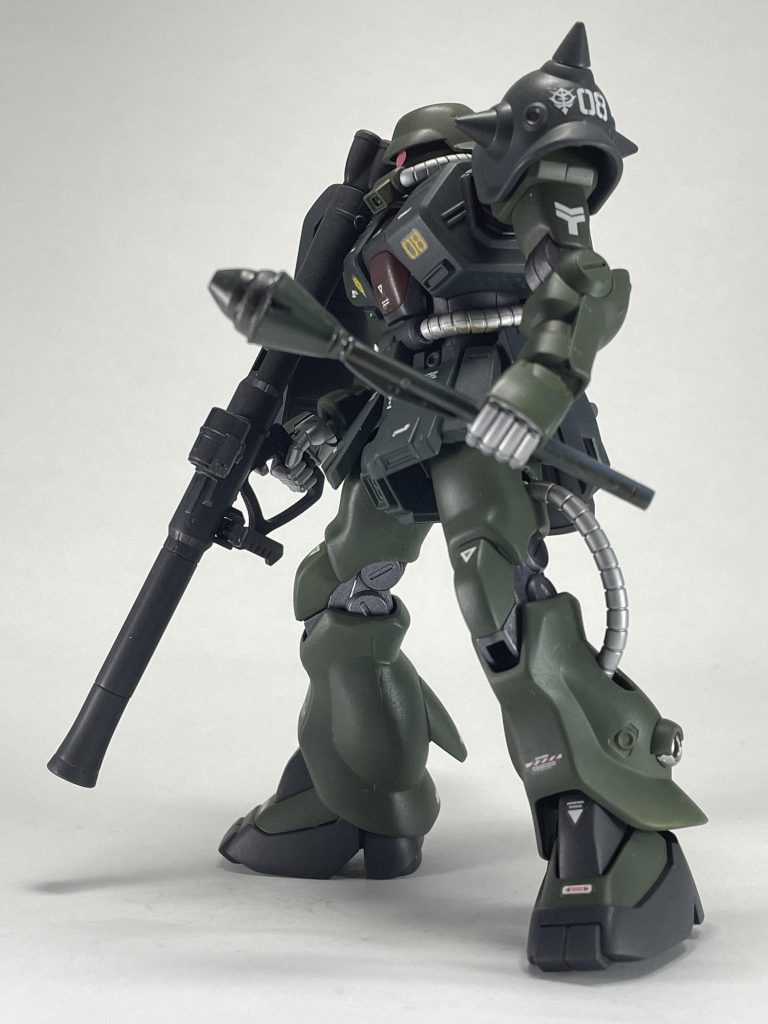 しかし作っていて思いましたが、HGのザクII改は頭の大きさに比べて手足が細く感じました。以前作ったReはバランス良かったんですけどね。Aタイプの平べったい頭を前提に設計されたボディだったのかもしれません。