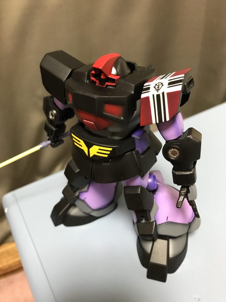 左肩はマスキング塗装とジオンデカール