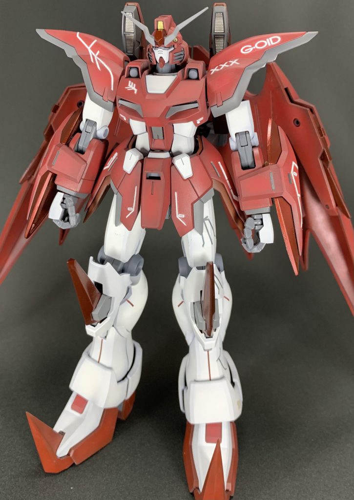 今回初めてグラデーション塗装に挑戦してみたんですが上手くいかないし時間かかるし狙った赤が出せず何回も塗り直したりしてとても手こずりました↓少しわかりにくいグラデーションですが頑張りが伝わったら嬉しいです。実はこれ買ったのはルーセット装備なんですがなんか死神っぽさ足りなかったので家にあった旧1/100デスサイズヘルカスタムから羽を持ってきました。なんでルーセット装備買ったんだろ？ってなったのは置いといて下さい笑全面を覆うことはできませんが待機時と戦闘時のスタイルチェンジできるように加工してみました。でも昔のキットなんでディテールが少なく背面は寂しい感じになってしまい後になって悔やまれます。