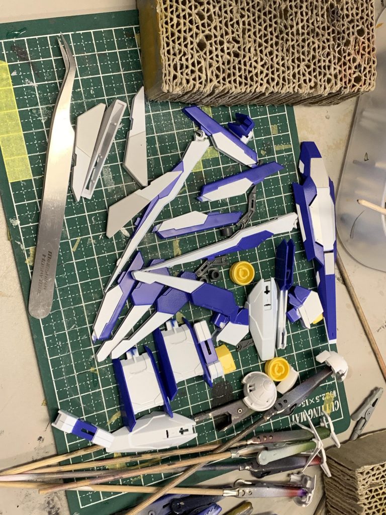 クアンタの元々の兵装であるGNシールドビット、ソードビットは青の面積が多すぎるなと思い細かく塗り分けましたがこれがまた苦行でした、、、😅配色を白多めにしたのはクアンタの初期案やプロトタイプカラーを意識したものとなってます!