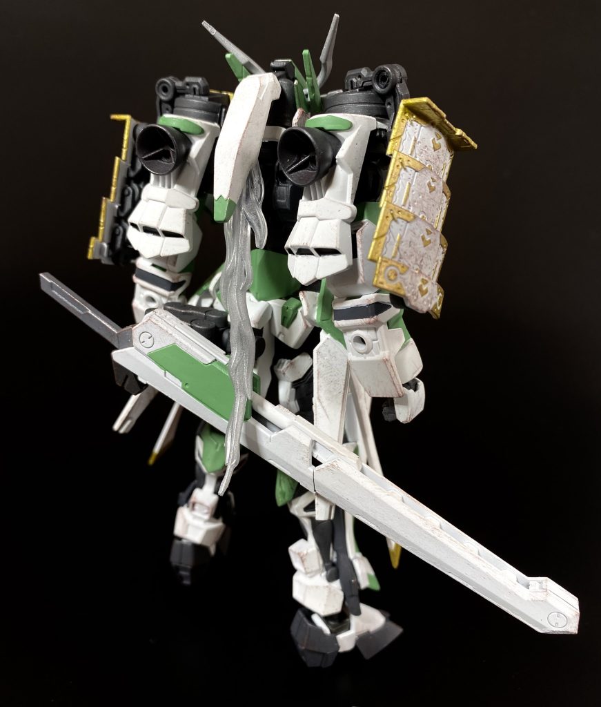 いつもの正面&バックの画像です^^グシオンリベイクの胴体をベースにフルシティの腕、フラウロスの頭、ロードアストレイダブルリベイクの脚を組み合わせ、戦国アストレイのパーツで武者感を追加しています。セレーム・サリフという名前は、モンゴル語で風の剣を意味しており、その風のイメージに合わせて若草色を軸に配色を考えてみました。