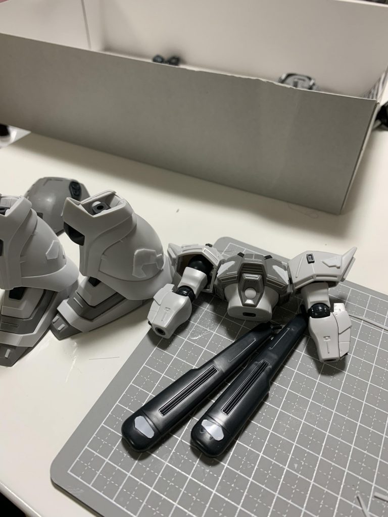 適当にプラ板を切ったり貼ったりライターで炙って伸ばしたり捻ったりした状態。この時もまだシン・マツナガ専用機にするつもりでした