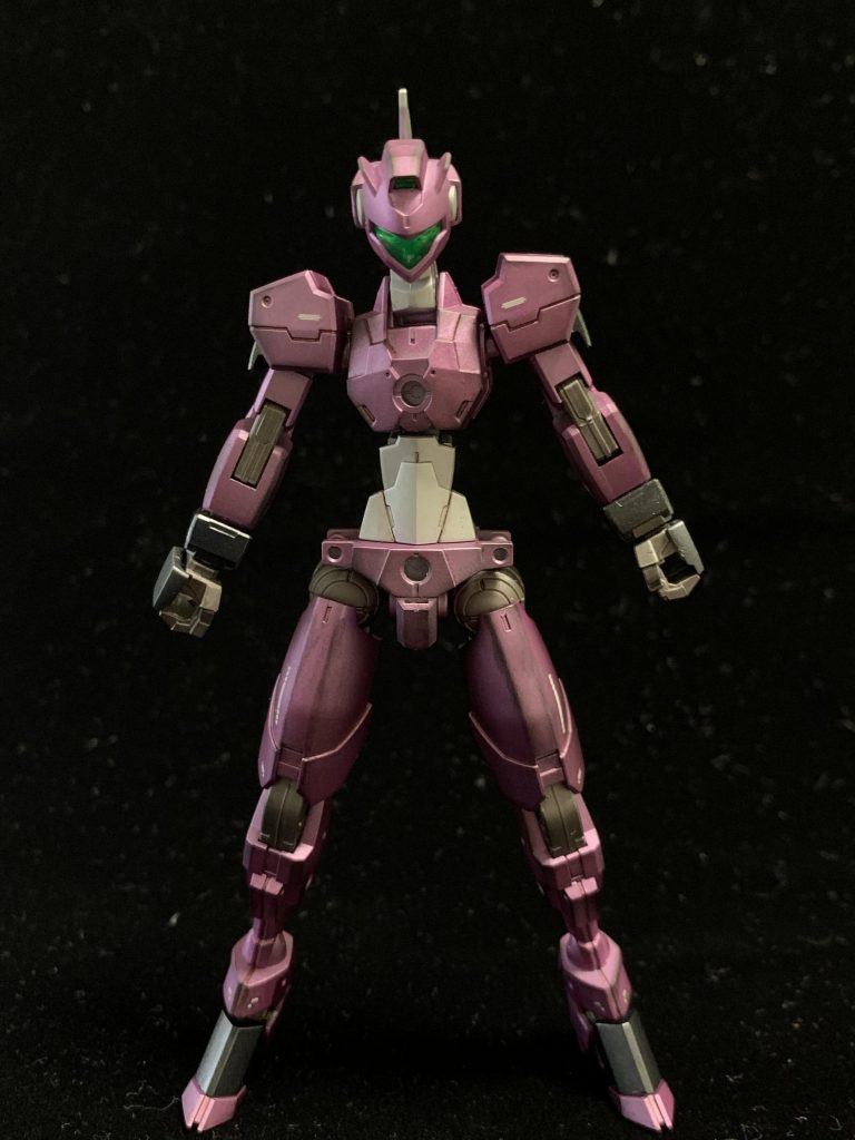 アーマーを外して素立ち。スピナティアは細マッチョ体型なので、小さめの頭が似合うかなと思い、GNアーチャーとミキシングしてみました。