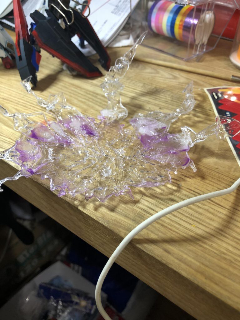 エフェクトは透明プラ板をライターで炙って曲げ、接着剤で波立たせました