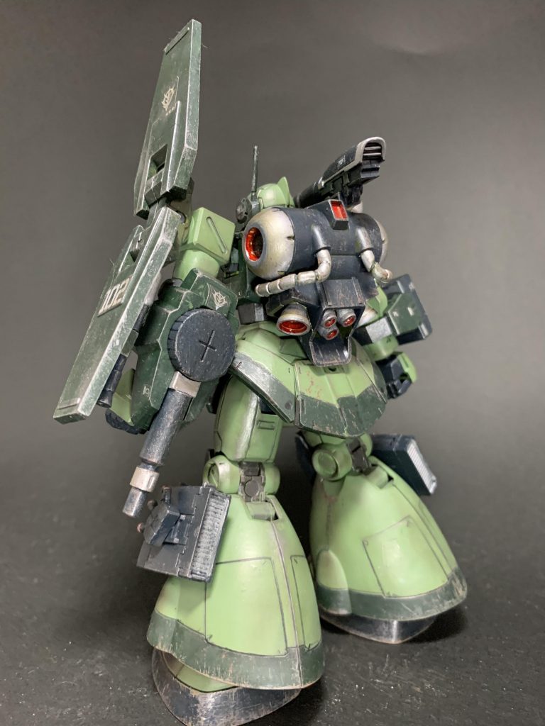 バックショット。シールドとバックパックはマラサイから拝借。ドム試作実験機の脚と合わせて、高機動感は出せたかなと。背面も情報量あってお気に入りの一枚です😄