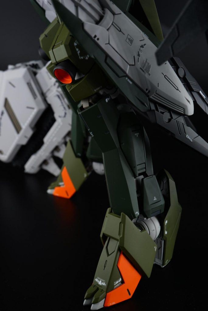 足をバルバトスのものに変更、それに合わせて脛部分の装甲も延長してバランスを取りました。